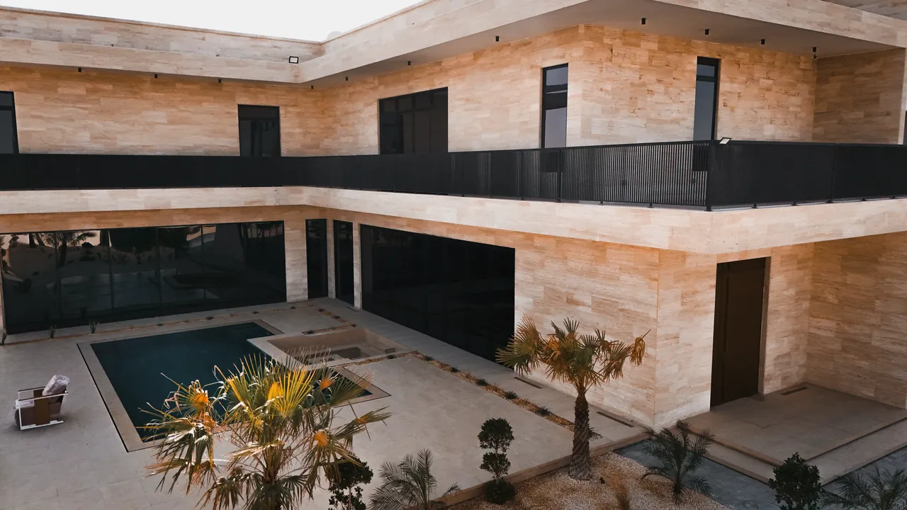 Luftaufnahme der ELALIHOLDING Villa mit Pool in Dubai