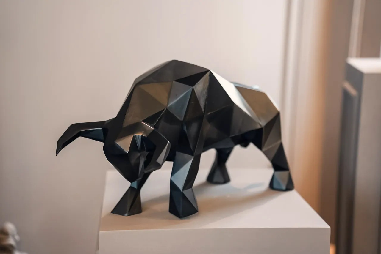 Bullen-Skulptur als Trading-Symbol