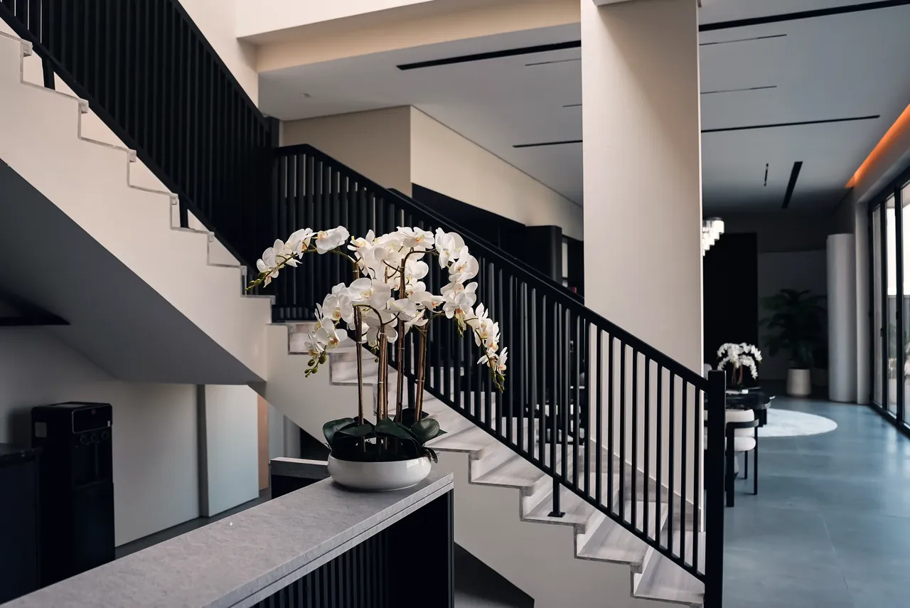 Moderne Treppe mit Blumen-Arrangement