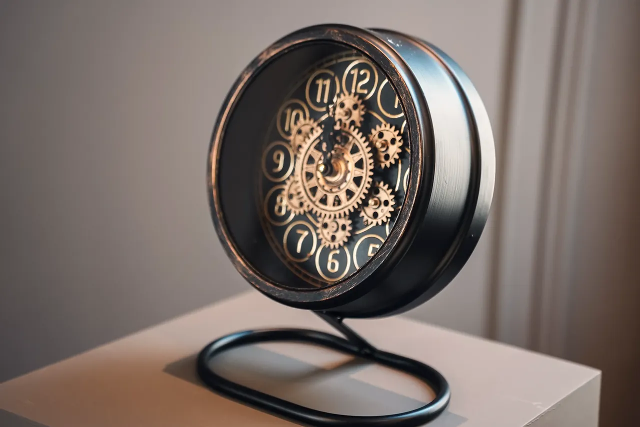 Designer-Uhr als Detail in der Villa
