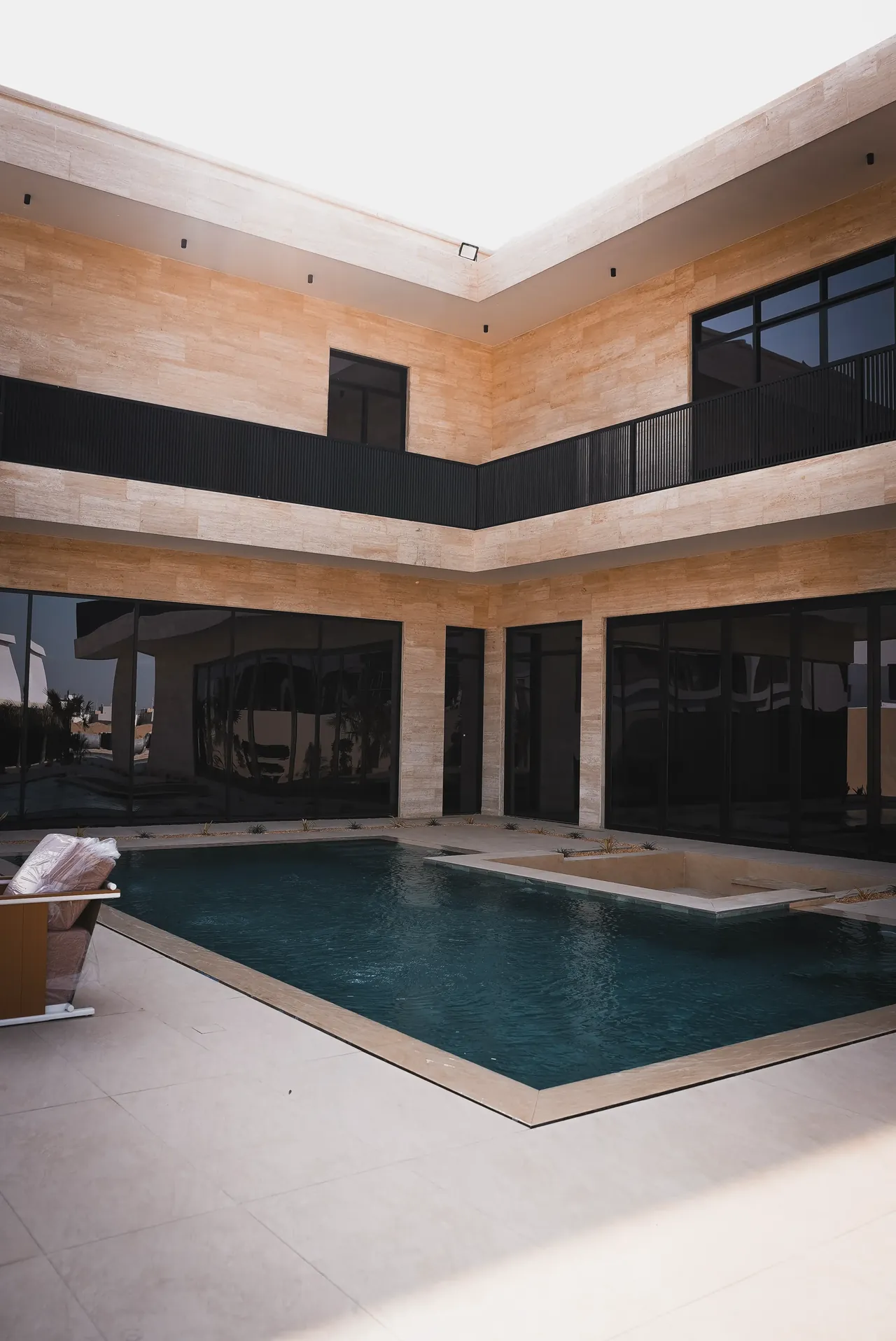 Pool und Terrasse der Trading-Villa in Dubai