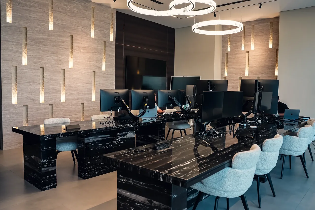 Trading Floor mit mehreren Monitor-Arbeitsplätzen
