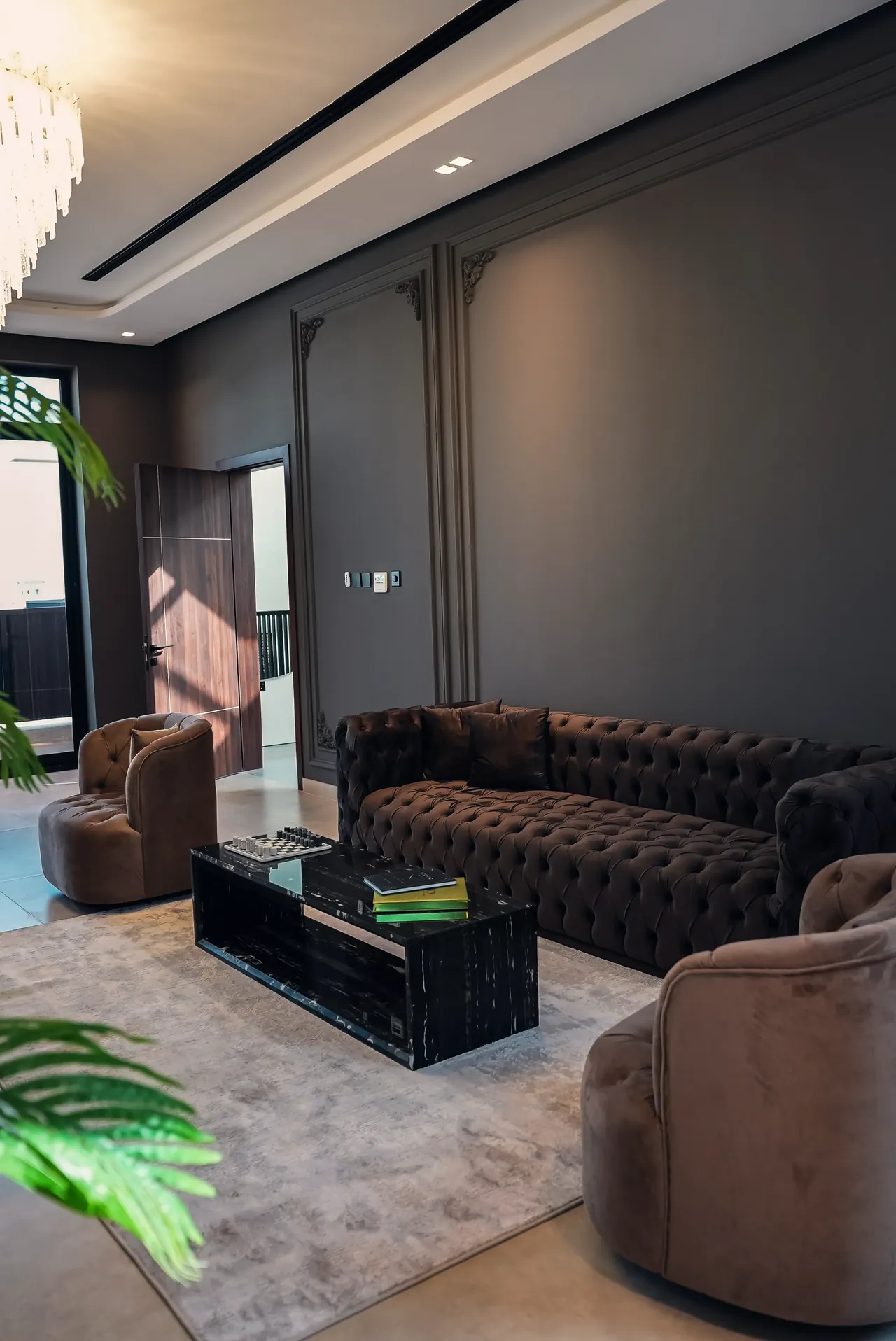 Lounge-Bereich der Villa mit Kronleuchter