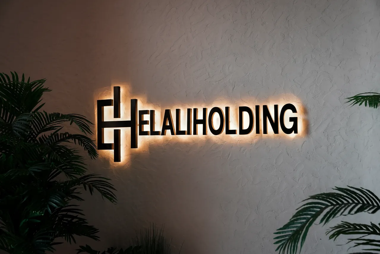 Beleuchtetes ELALIHOLDING-Logo an der Wand