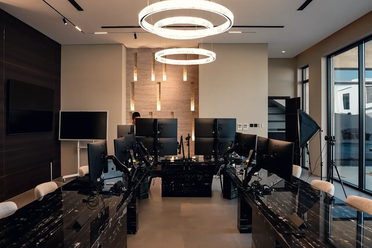 Trading Floor der ELALIHOLDING Villa