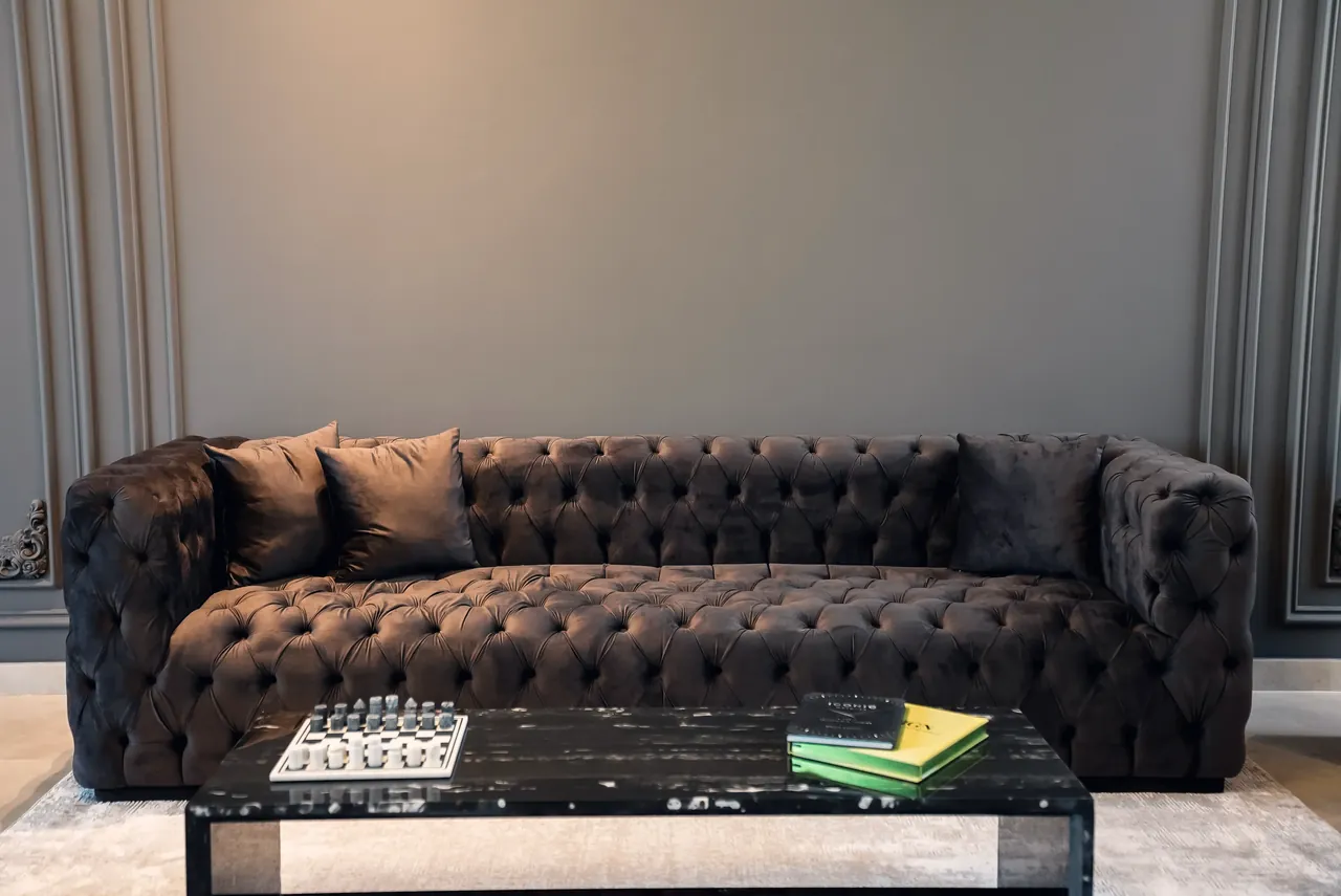 Lounge mit Chesterfield-Sofas