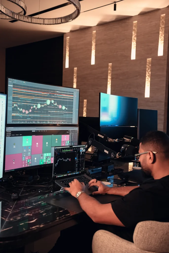 Professioneller Trading Desk von ELALIHOLDING mit mehreren Chart-Monitoren