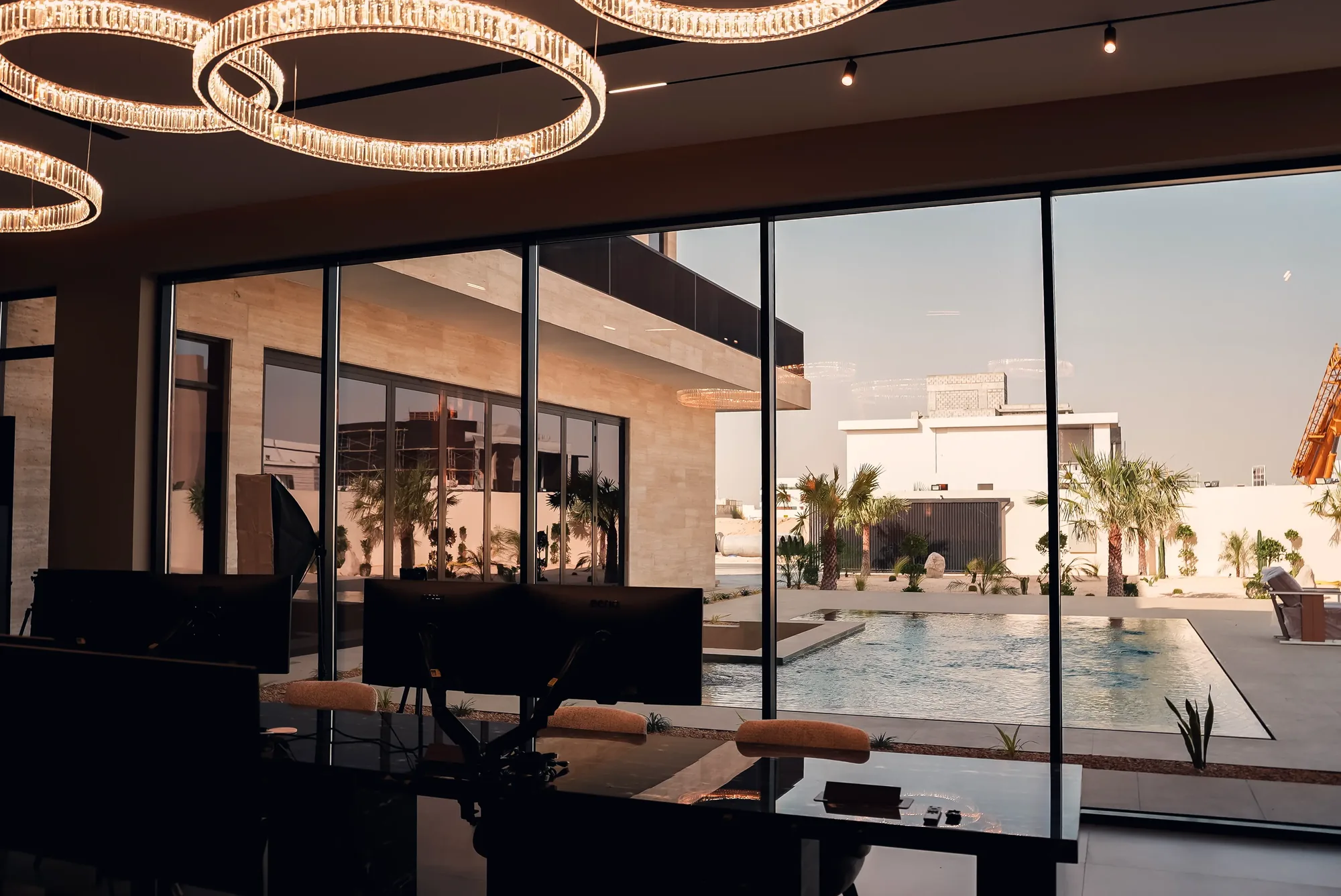 Trading Floor der ELALIHOLDING Villa in Dubai mit Blick auf den Pool